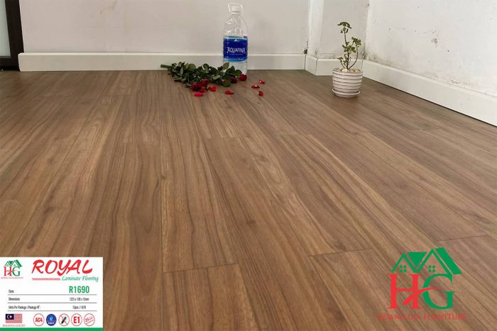 Sàn gỗ màu óc chó ROYAL R1690